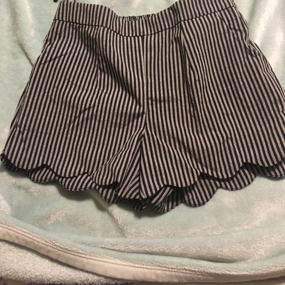 Striped scalloped shorts - Picture 1 of 4